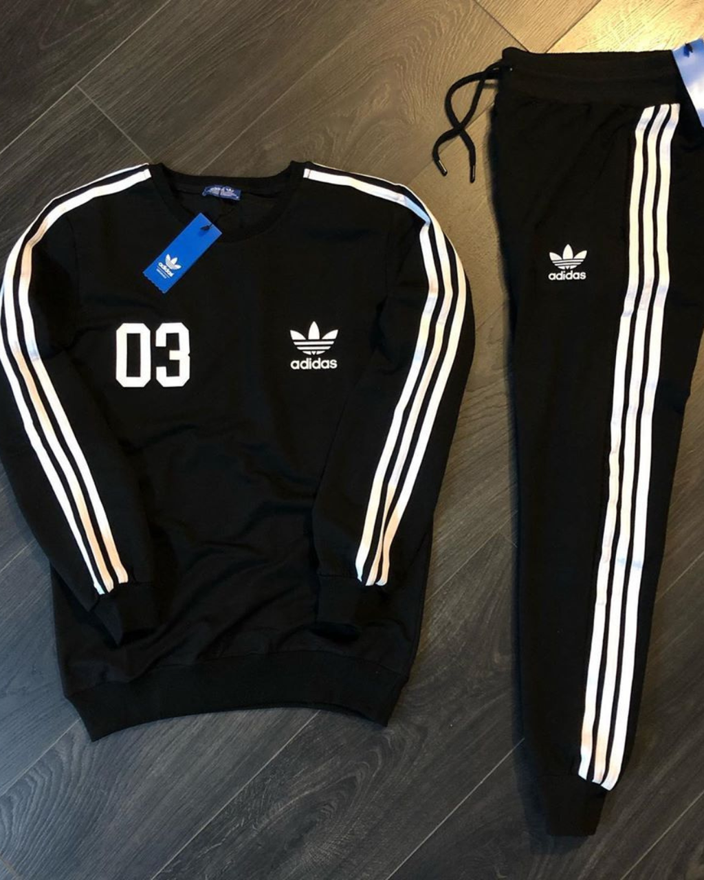 Conjunto Deportivo Adidas Hombre – Algodón Premium con Líneas Clásicas