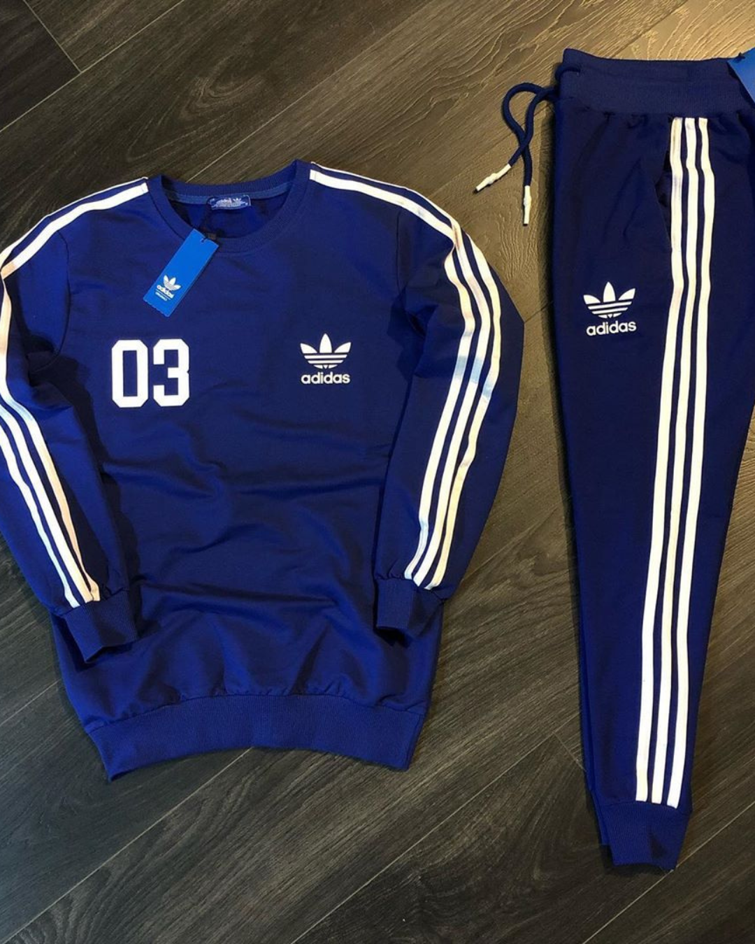 Conjunto Deportivo Adidas Hombre – Algodón Premium con Líneas Clásicas