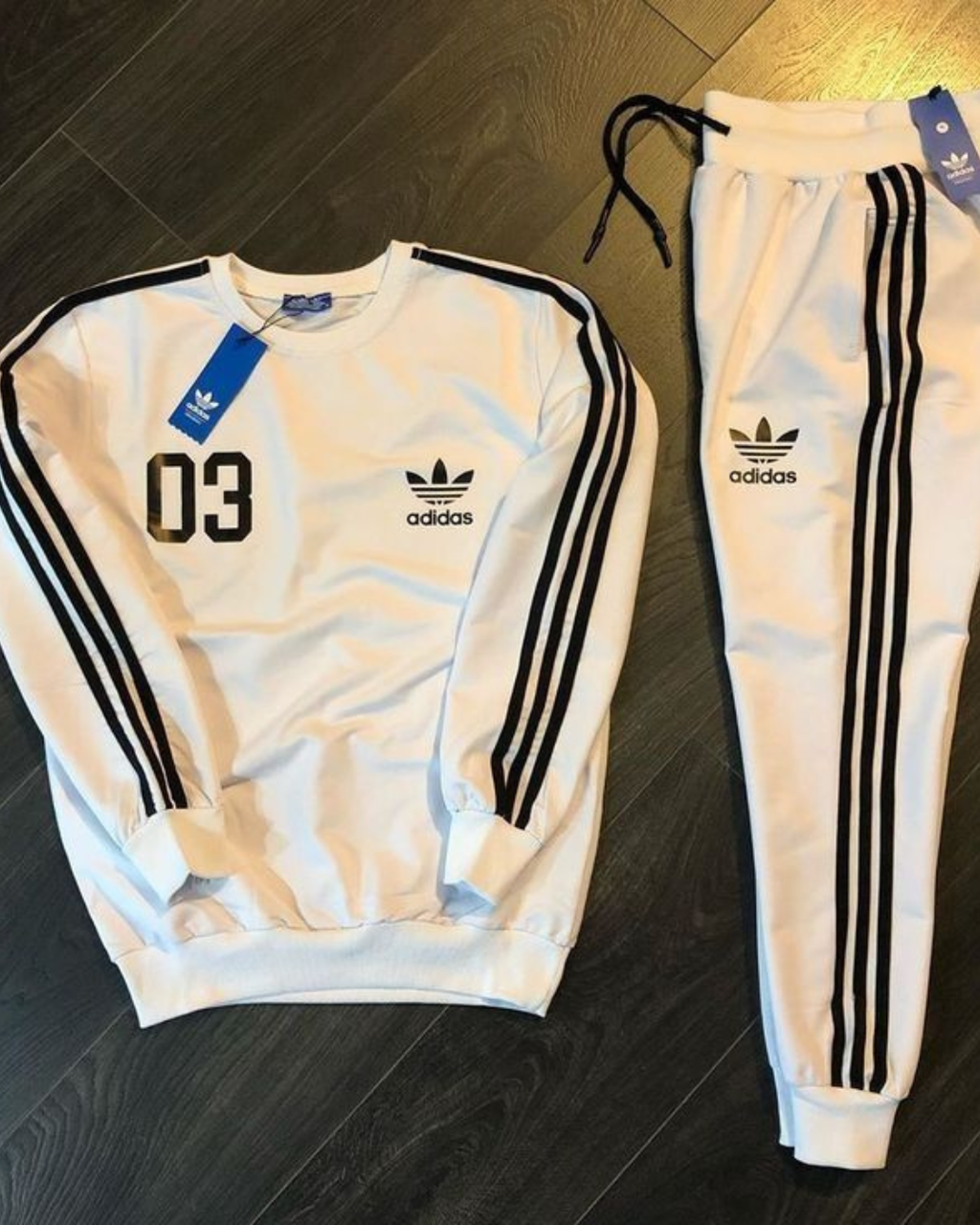 Conjunto Deportivo Adidas Hombre – Algodón Premium con Líneas Clásicas