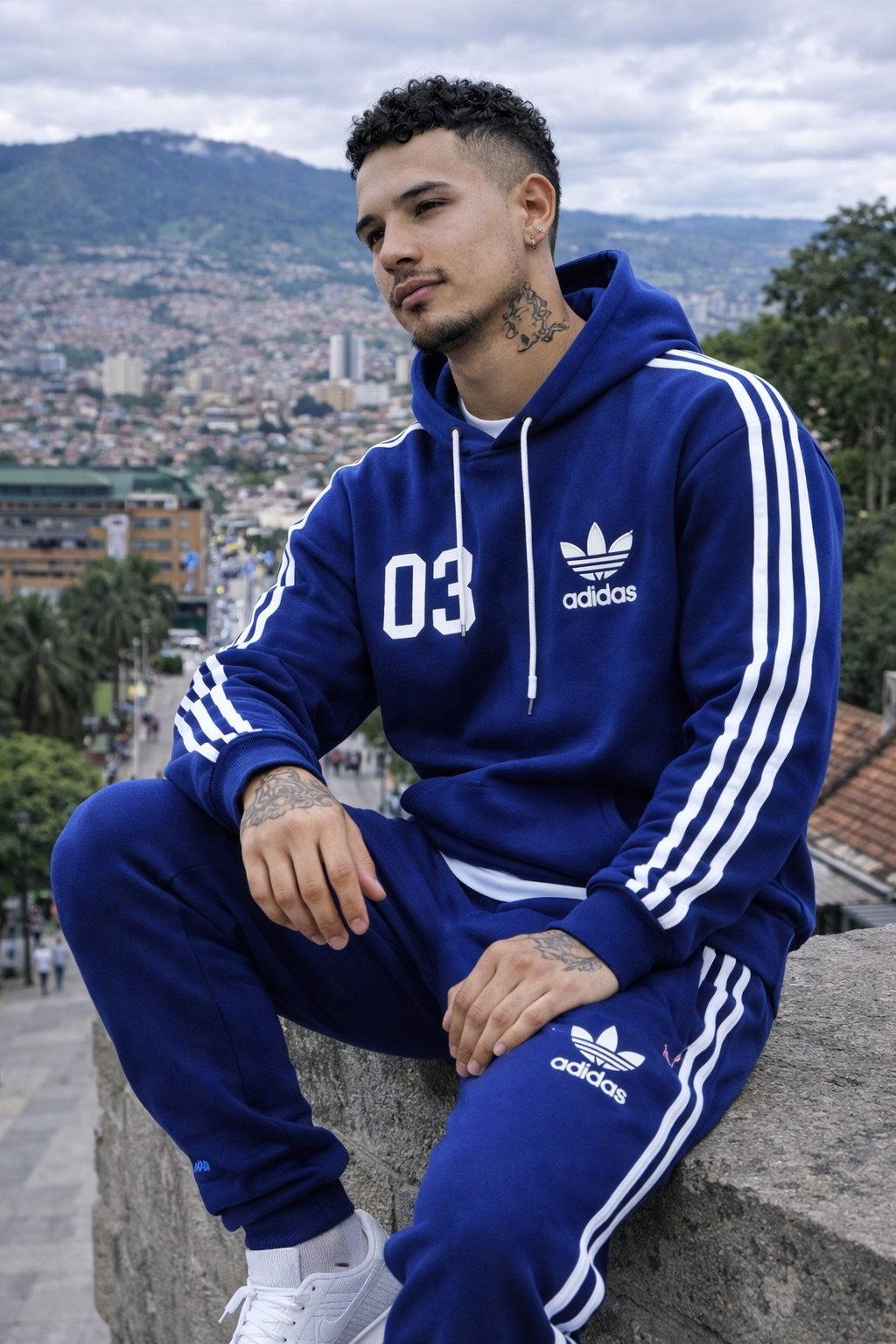 Conjunto Deportivo Adidas Hombre – Algodón Premium con Líneas Clásicas
