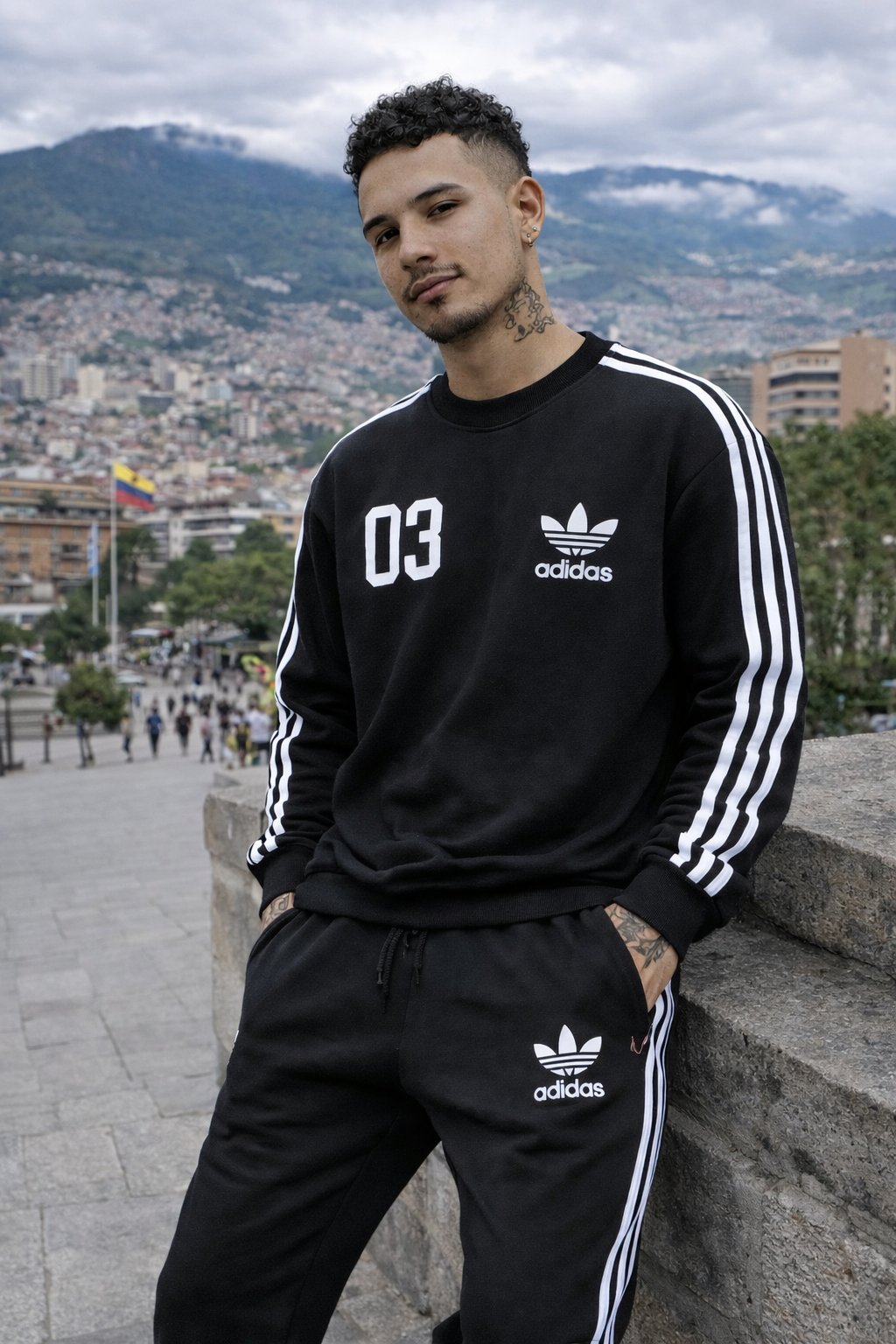 Conjunto Deportivo Adidas Hombre – Algodón Premium con Líneas Clásicas